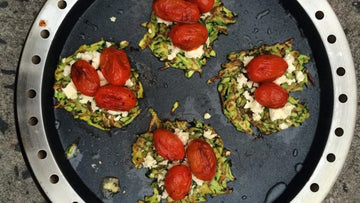 Kürbispuffer mit Feta und Tomaten