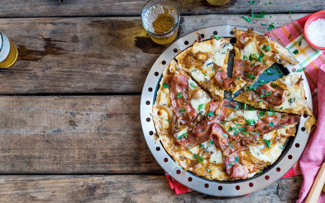 PIZZA MIT SPECK, KARAMELLISIERTEN ZWIEBELN UND BLAUSCHIMMELKÄSE PIZZA MIT SPECK, KARAMELLISIERTEN ZWIEBELN UND BLAUSCHIMMELKÄSE