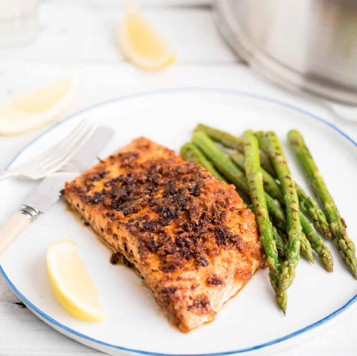 CAJUN-LACHS MIT GEGRILLTEM SPARGEL