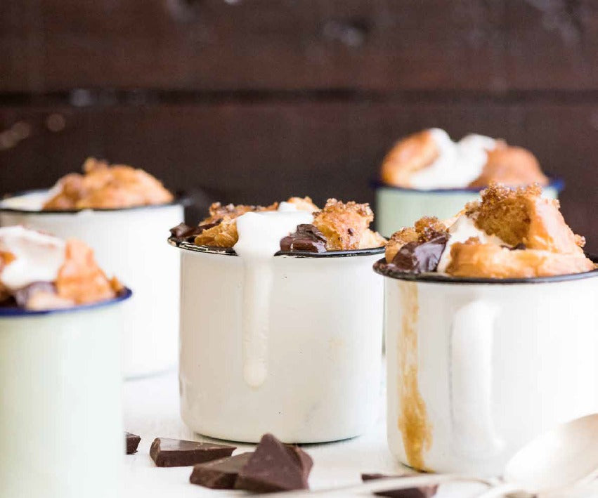 CROISSANT-BUTTERPUDDING MIT FRISCHER SAHNE
