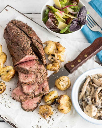 GEPFEFFERTES RINDERFILET mit Kartoffeln und Rahmpilzen