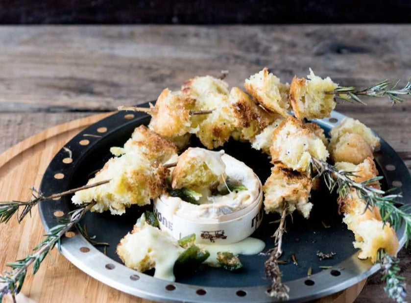 GEBACKENER CAMEMBERT UND ROSMARINBROT-SPIESSE
