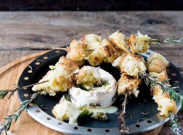 GEBACKENER CAMEMBERT UND ROSMARINBROT-SPIESSE
