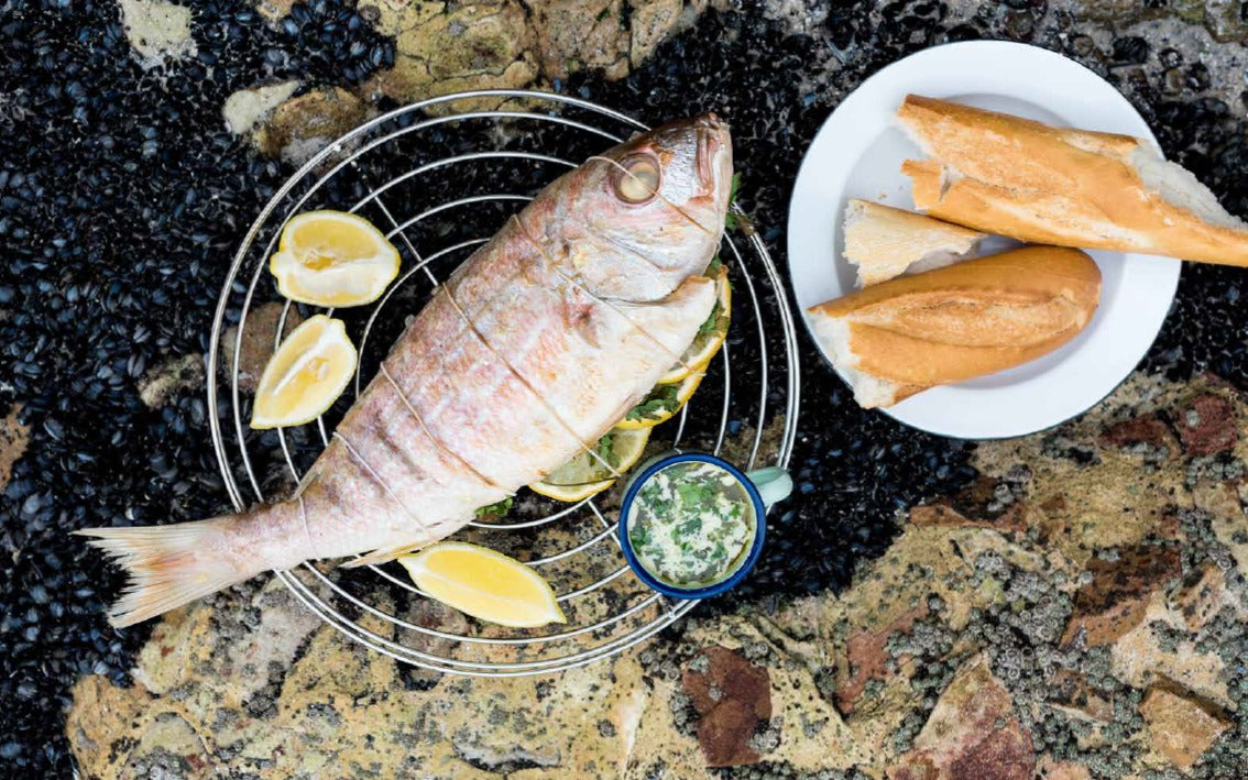 GEGRILLTER FISCH MIT ZITRONEN-KNOBLAUCH-BUTTER UND FRISCHEM BROT