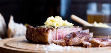 SAFTIGES RUMPSTEAK MIT KNOBLAUCHBUTTER UND SCHARFEM SENF