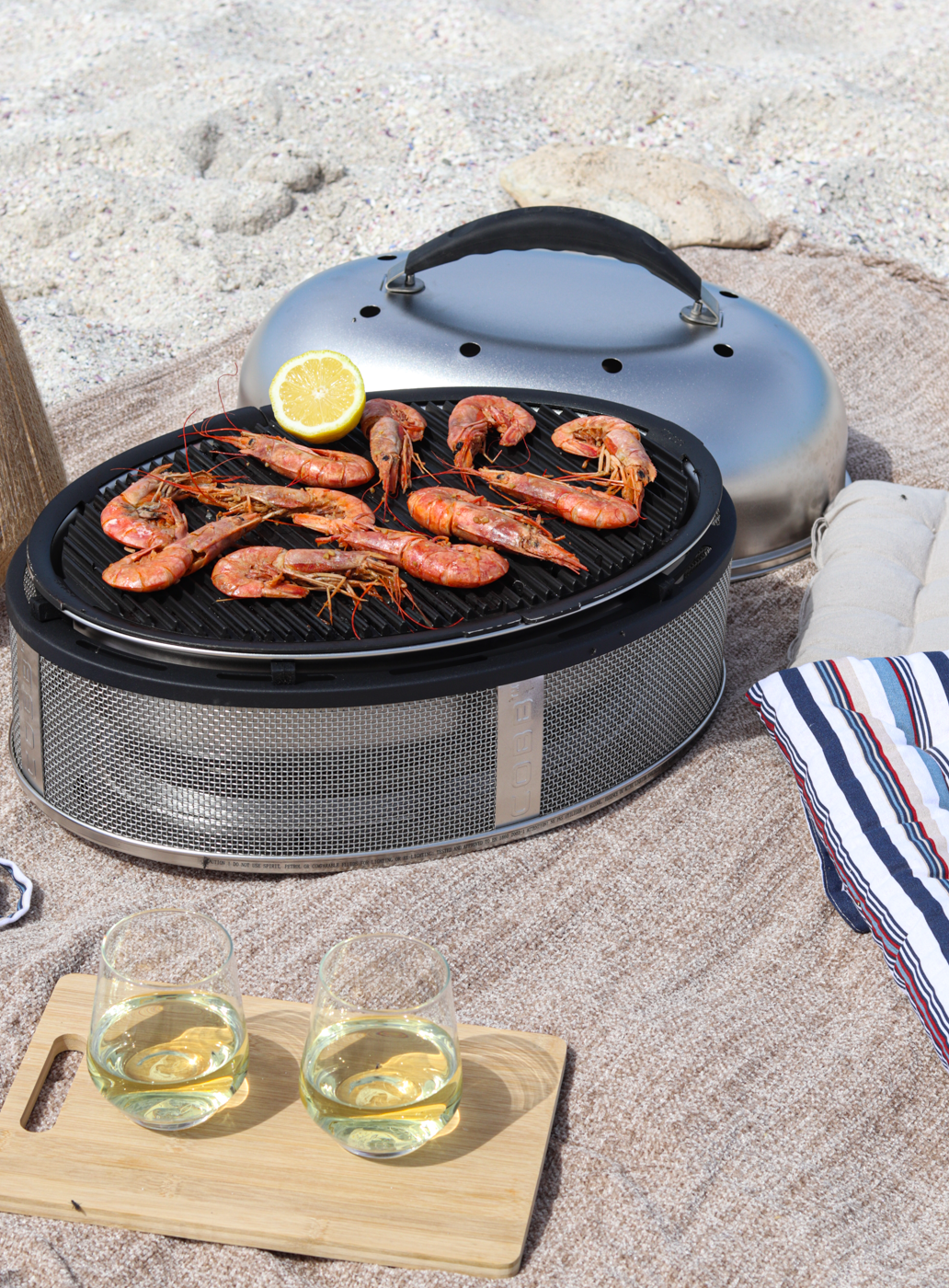 COBB Supreme Deluxe 2.0 ruošia didelį patiekalą prie vandens